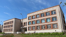 Входная группа Школа № 89.  Заречное шоссе,  37